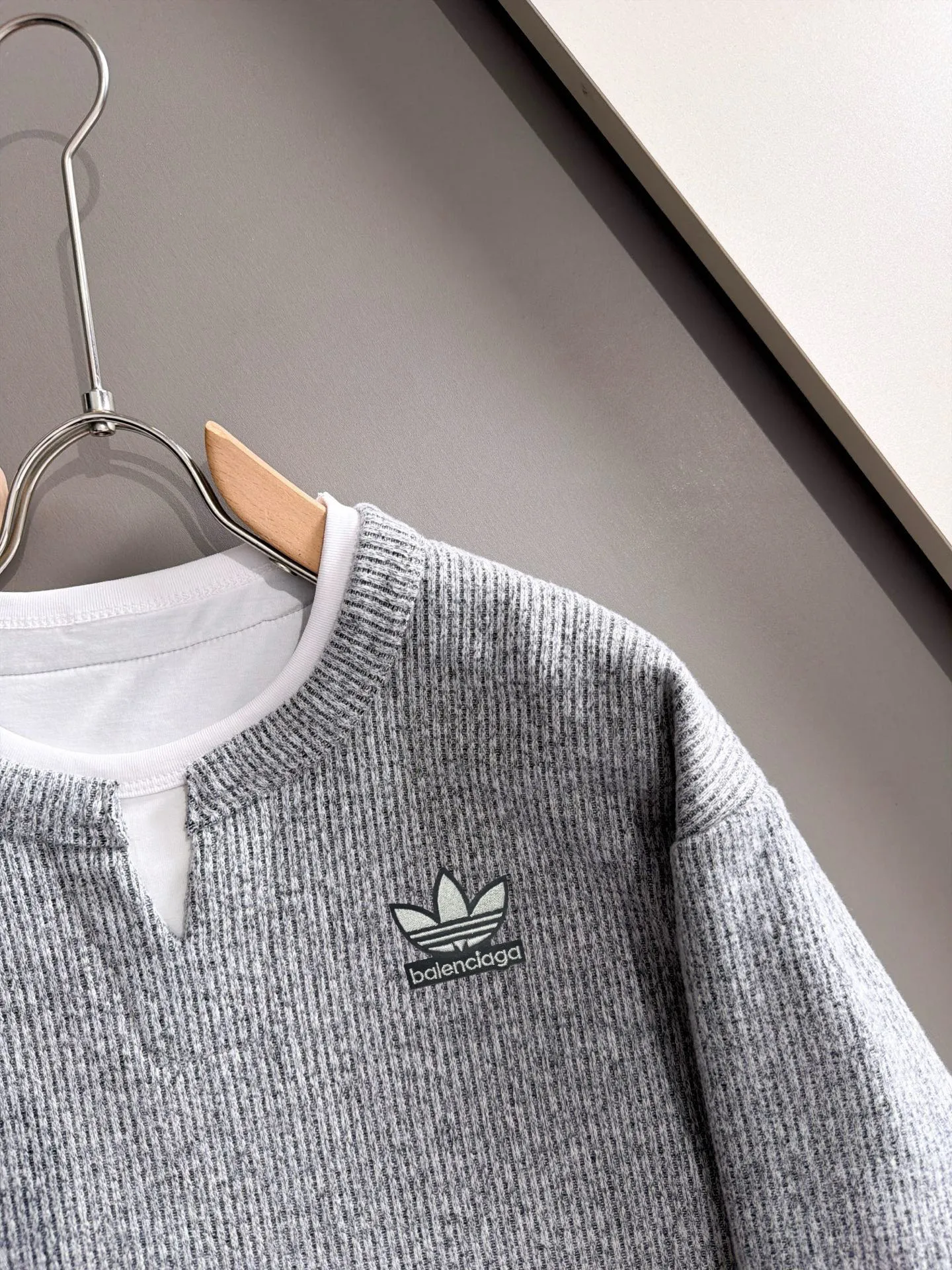 Paris Clover exclusively launches the 2026 autumn and winter New Arrival long-sleeved sweatshirts for men and women. Same Style. Many stars have the same style. Craftsmanship that ordinary small workshops cannot copy. No matter in terms of materials, detail restoration and craftsmanship, we are not afraid of any challenges, just to provide you with wonderful products. Compare the top Original versions at will. No expense is spared just to make it better. Unique imported fabric feel. Purely imported German machine production. Precision operation. Thousands of needles density. A complete set of New Arrival accessories with three standards can be customized simultaneously. Versatile upper body is fashionable, a perfect choice for autumn and winter, and a must-have item. Sizes table: M-3XL (please state your height and weight when placing an order)